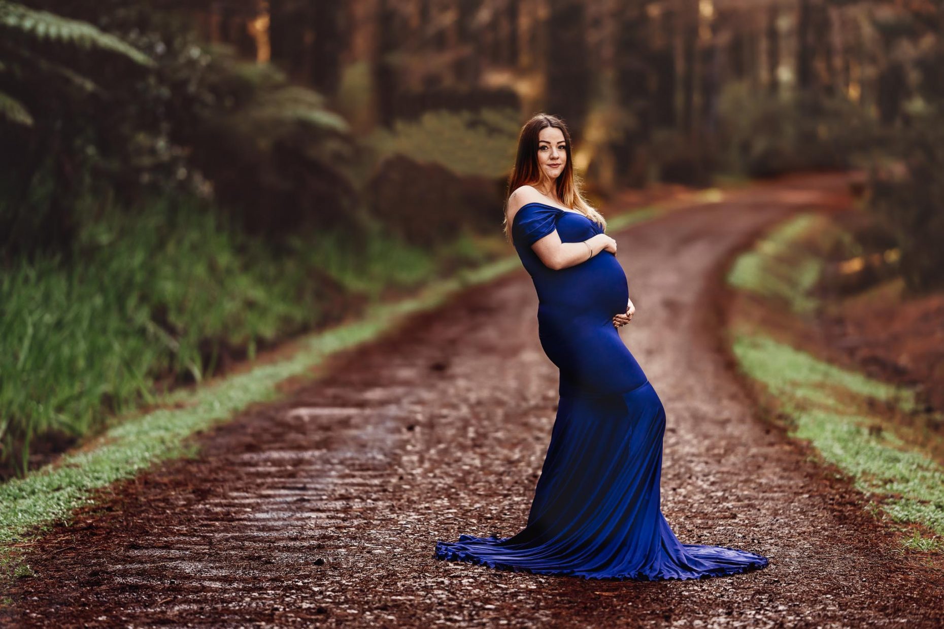 pregnant lady in blue dress - auckland maternity photography by amber farooq