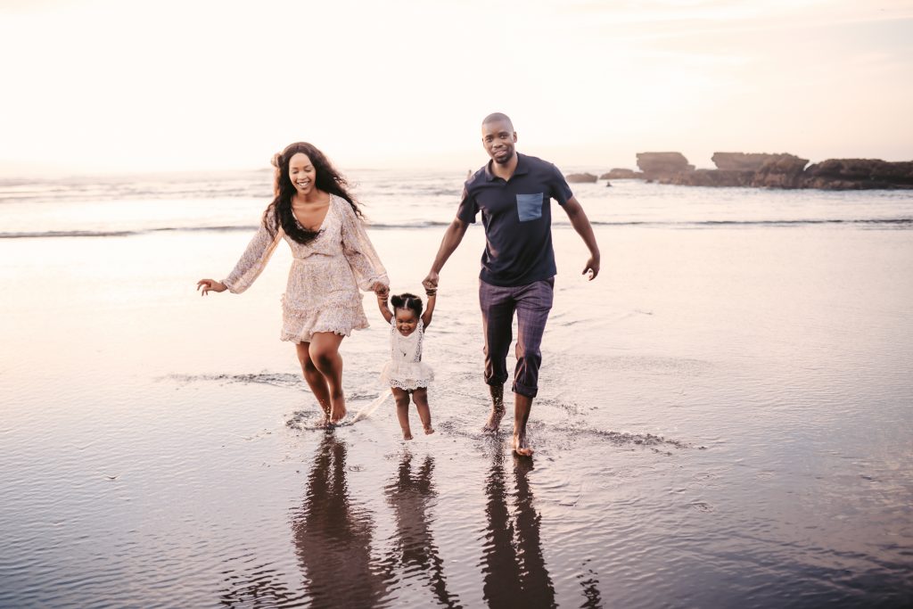 parents runing with daughter