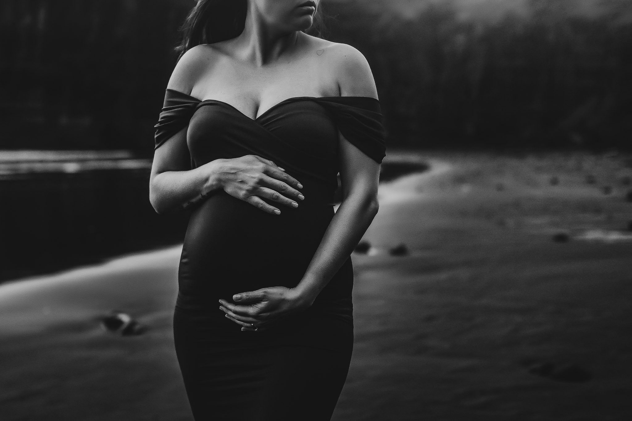 mother holding baby bump -auckland photographer Amber Farooq 