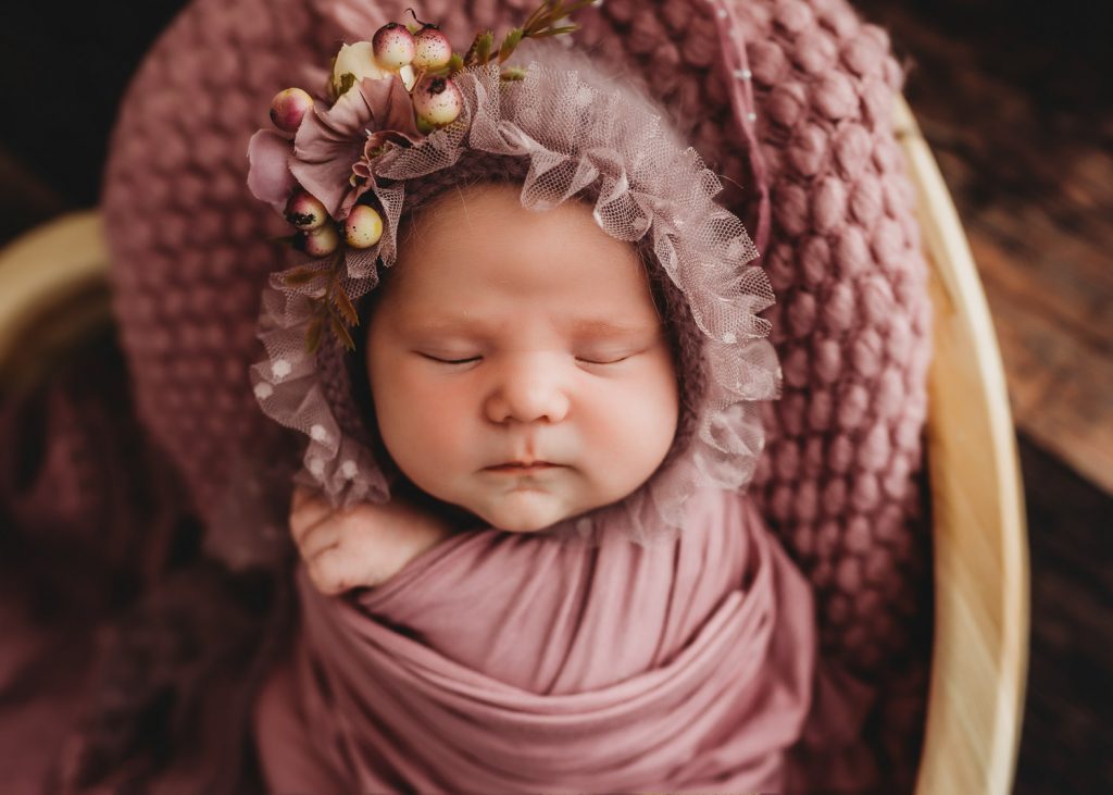 newborn that flower hat – Auckland studio newborn photographer