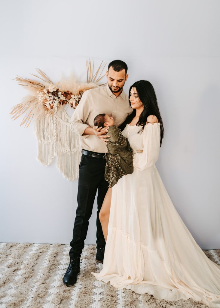 Celebrating new life: A heartwarming Auckland newborn lifestyle session captures Arham's first days with his family.